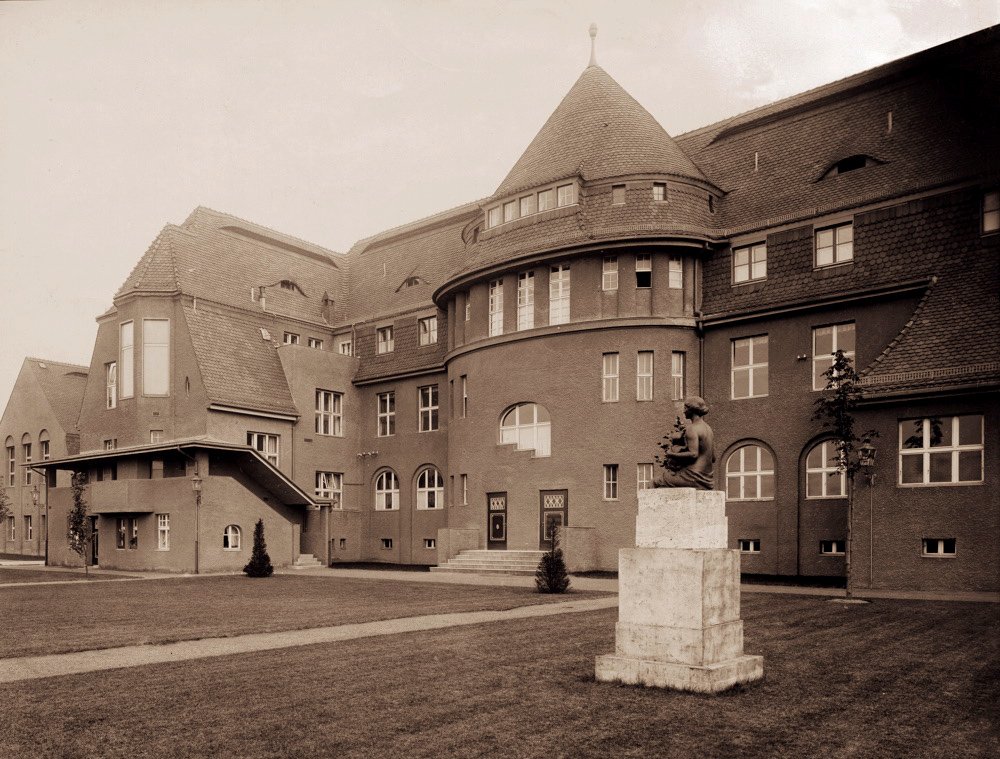 1911 fand die feierliche Eröffnung der Klinik statt. Das Foto wurde 1913 gemacht.