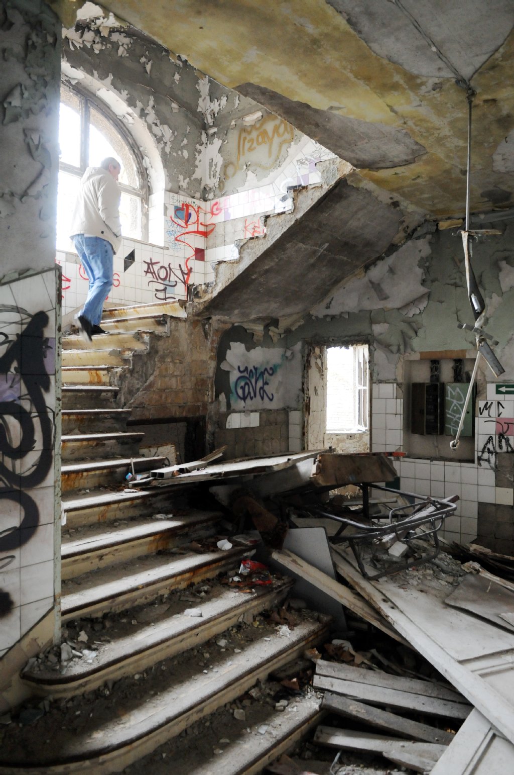 Treppe des Grauens. Im Hauptgebäude sind fast alle Türen aus den Wänden gerissen.