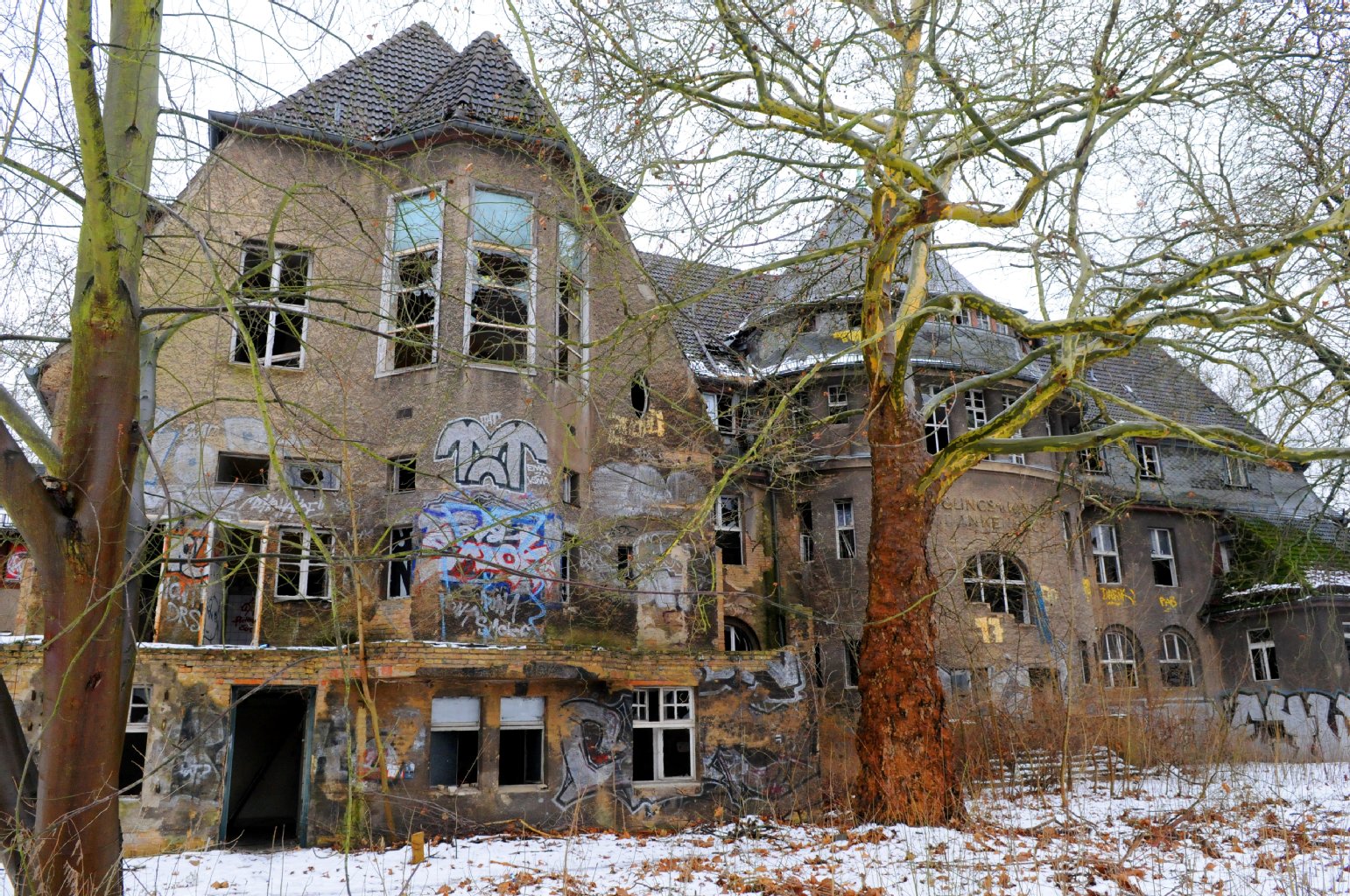 Die einst so schöne Fassade der Kinderklinik Weißensee ist heute in einem grauenhaften Zustand.