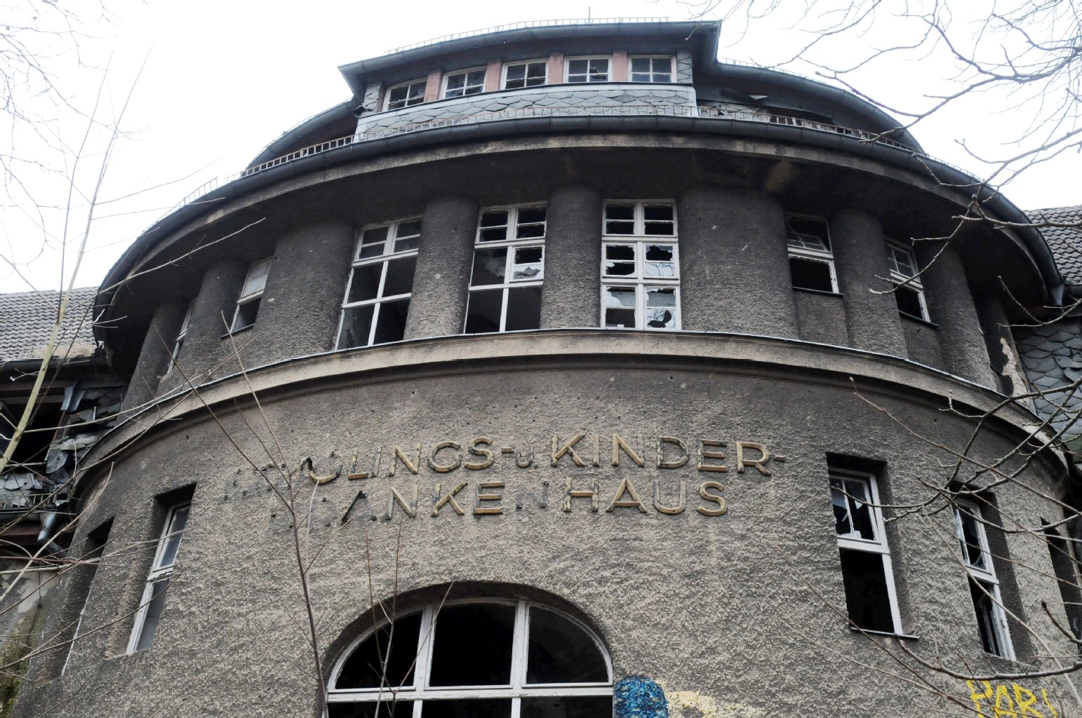 Seit Stilllegung 1996 gammelt das Kinderkrankenhaus in Weißensee vor sich hin. Weil der Investor nicht, wie vertraglich zugesagt, investiert, hat der Senat jetzt den Verkauf rückgängig gemacht.