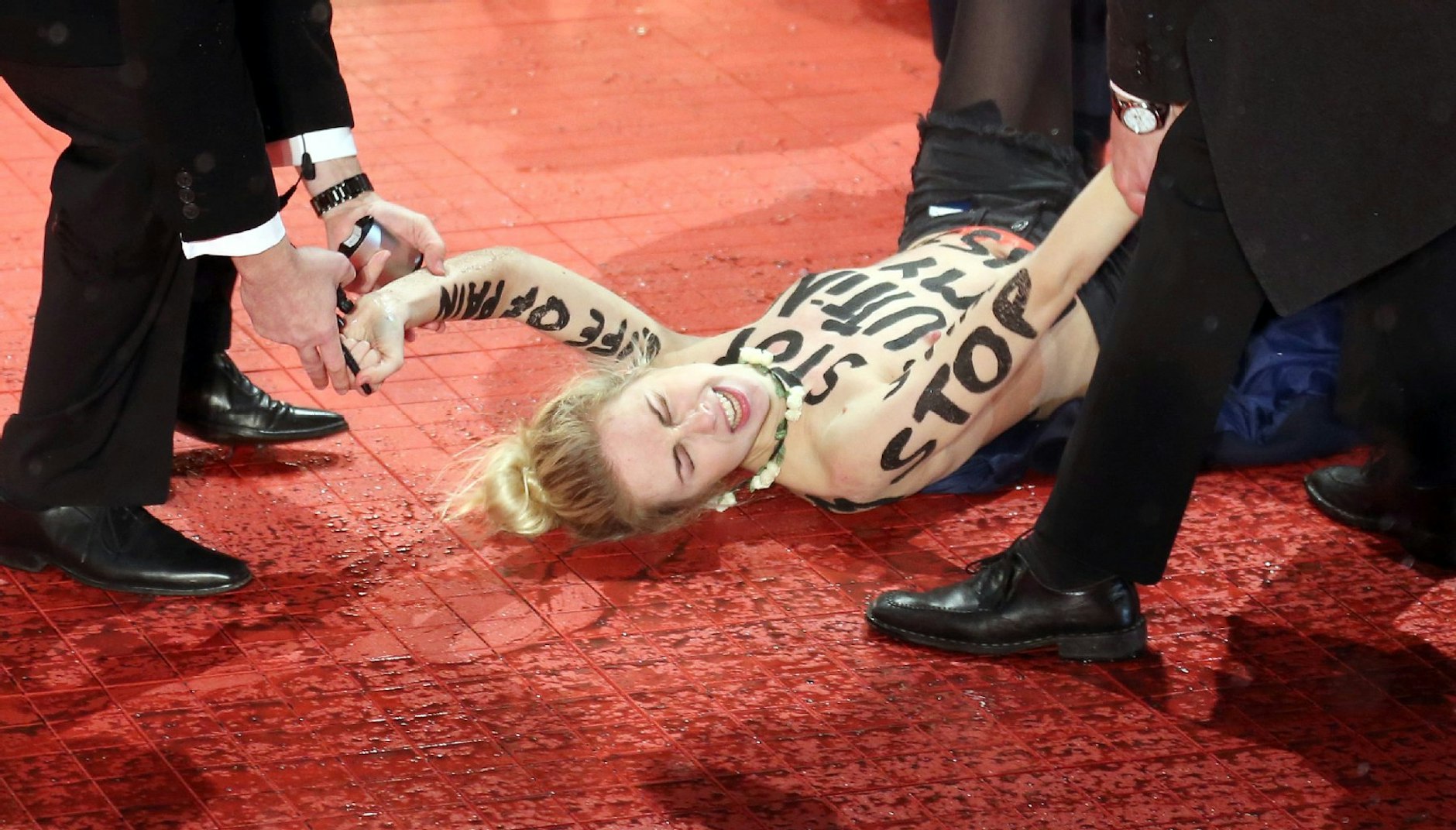 Vor Eröffnung der Berlinale protestierten Mitglieder der Femen halbnackt gegen die Verstümmelung weiblicher Genitalien.