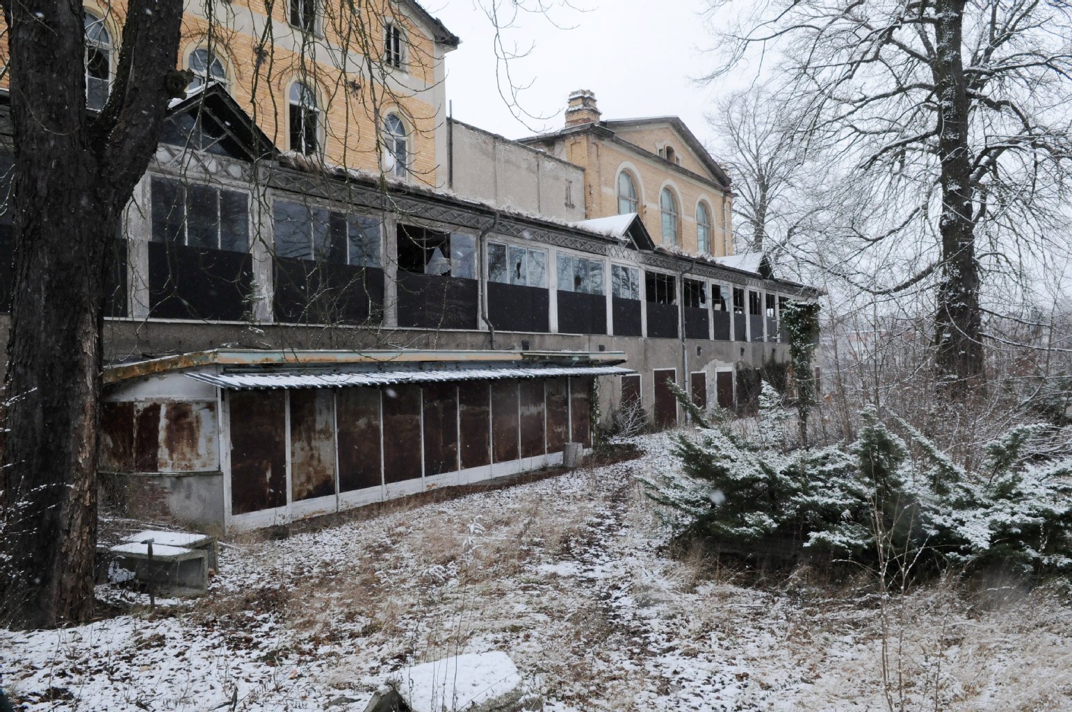Ausflugslokal Riviera Nur frischer Schnee schmückt die Gartenseite des Riviera. Das einstige Prunkstück der Regattastrecke gehört zu Grünaus Denkmal-Ruinen.