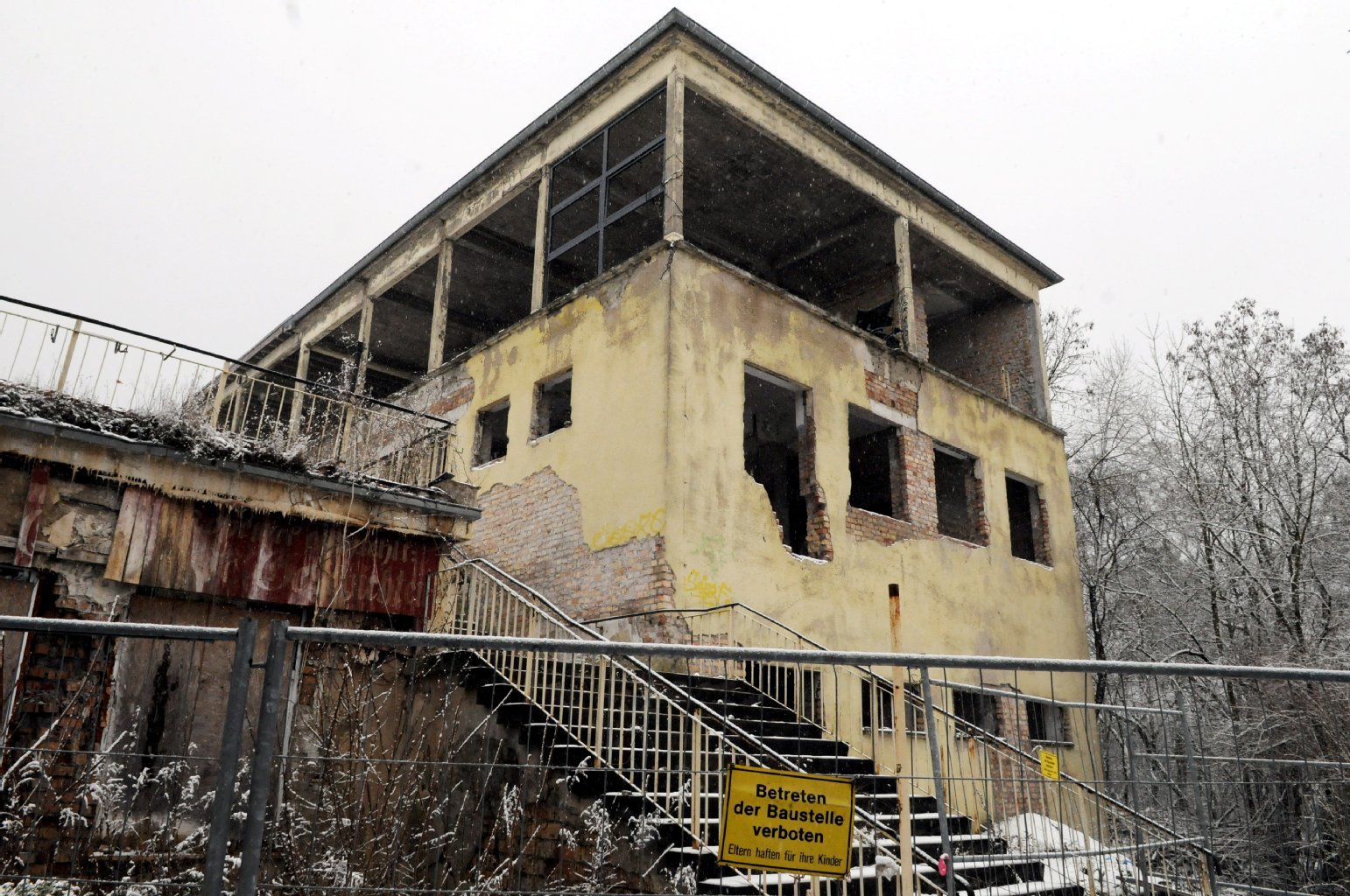 Restaurant am Müggelturm Um den Verkauf des Müggelturms tobt eine gerichtliche Auseinandersetzung. Das daneben liegende Restaurant ist nur noch eine Ruine, die Feuchtigkeit tief ins Mauerwerk gedrungen.