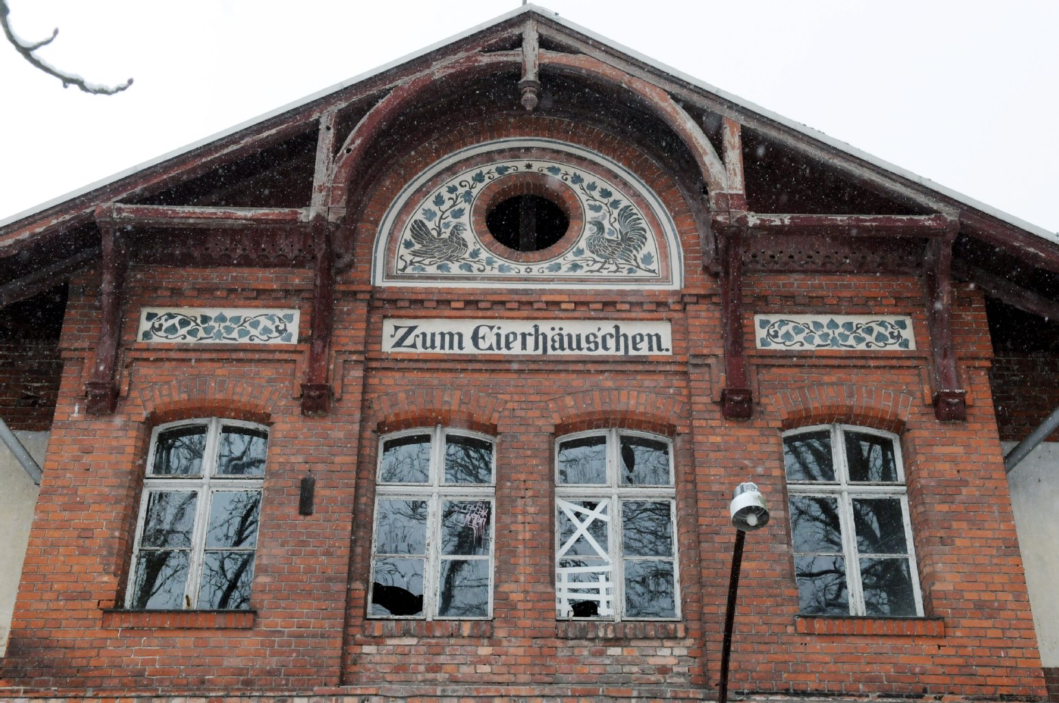 Zum Eierhäuschen Kaputte Fenster, bröckelnder Backstein – das Eierhäuschen hat bessere Zeiten erlebt. Zum Beispiel auch in Fontanes Roman „Der Stechlin“.