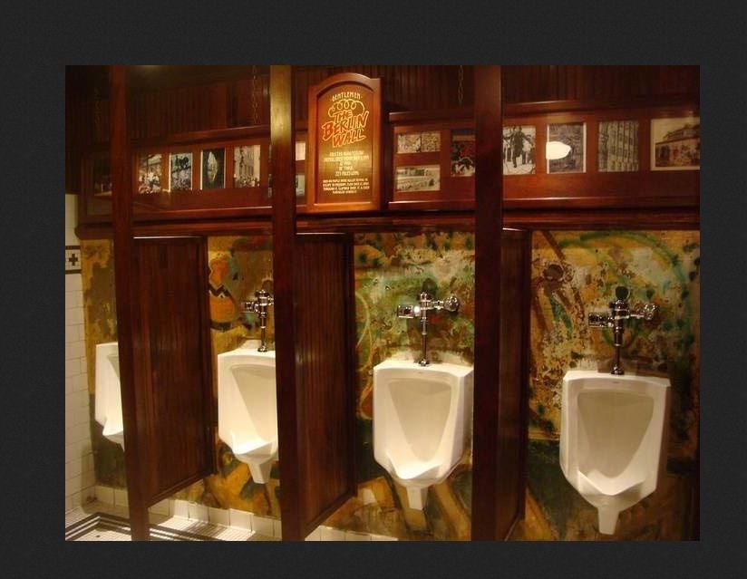 Las Vegas Originalteile der Mauer „schmücken“ die Herren-Toilette in einem Casino in Las Vegas.