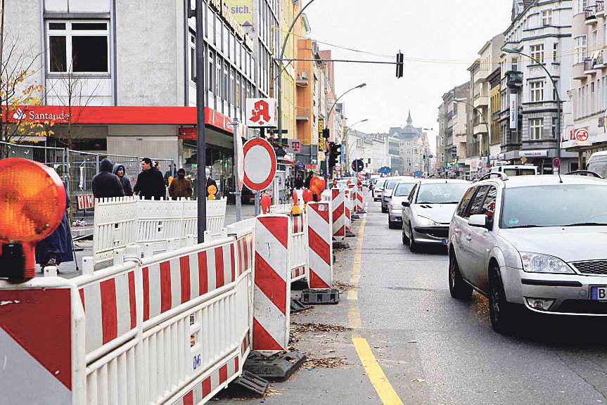 Karl-Marx-Straße Zehn Jahre! So lange sollen die 2010 begonnenen Arbeiten an der Karl-Marx-Straße dauern. Bürgermeister Heinz Buschkowsky (SPD) begründete das Umbau-Projekt so: „Trotz ihrer Funktion als Einkaufs- und Geschäftsstraße dominiert der Straßenverkehr. Radfahren ist hier lebensgefährlich.“ Nun mögen neue Rad- und Gehwege ja sinnvoll sein. Aber der Stau nervt nicht nur Autofahrer gewaltig!