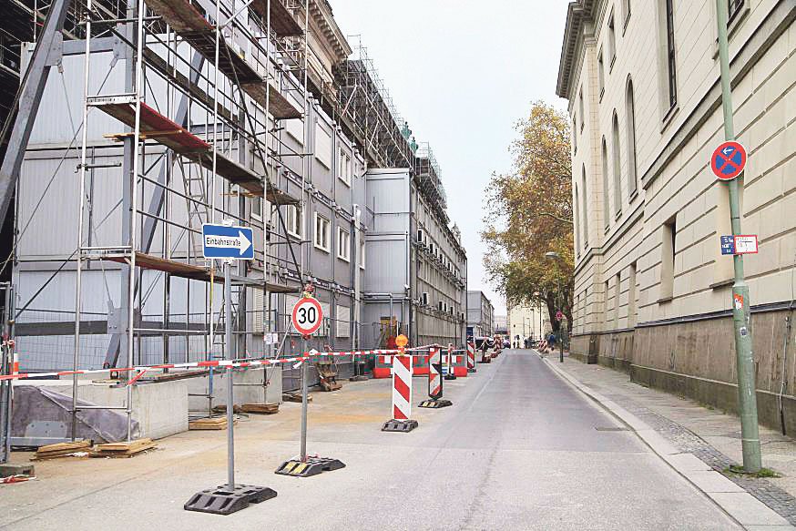 Universitätsstraße Es ist der Irrsinn: So sieht es seit 1995 an der Universitätsstraße in Mitte aus. Wegen des Umbaus der Staatsbibliothek stehen Container und Gerüste auf der Straße, eine Fahrspur ist gesperrt, die andere nur in eine Richtung befahrbar. Wer zum Start der Arbeiten auf die Welt kam, ist inzwischen volljährig. Am Gebäude selbst wird seit 1991 gewerkt, Vorläufer der Sanierung reichen in die 60er-Jahre zurück.