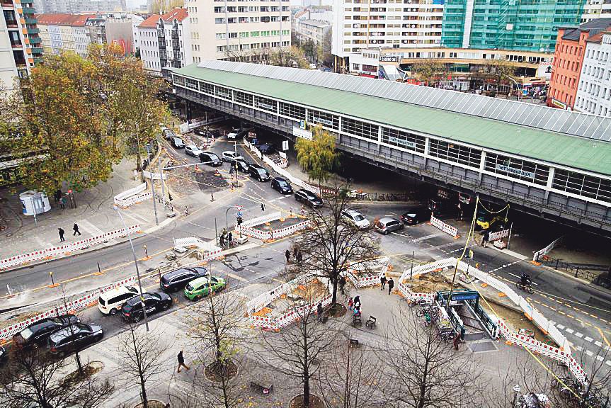 Kottbusser Tor Der unübersichtliche, verwirrende Kreisel am Kotti gilt als einer der großen Unfall-Schwerpunkte in Berlin. Nur der Große Stern und die Kreuzung Bornholmer Straße/ Schönhauser Allee sind ähnlich riskant. Seit die ewig geplante und oft angekündigte Entschärfung vor zwei Jahren endlich begann, herrscht Dauer-Stau am Kotti.