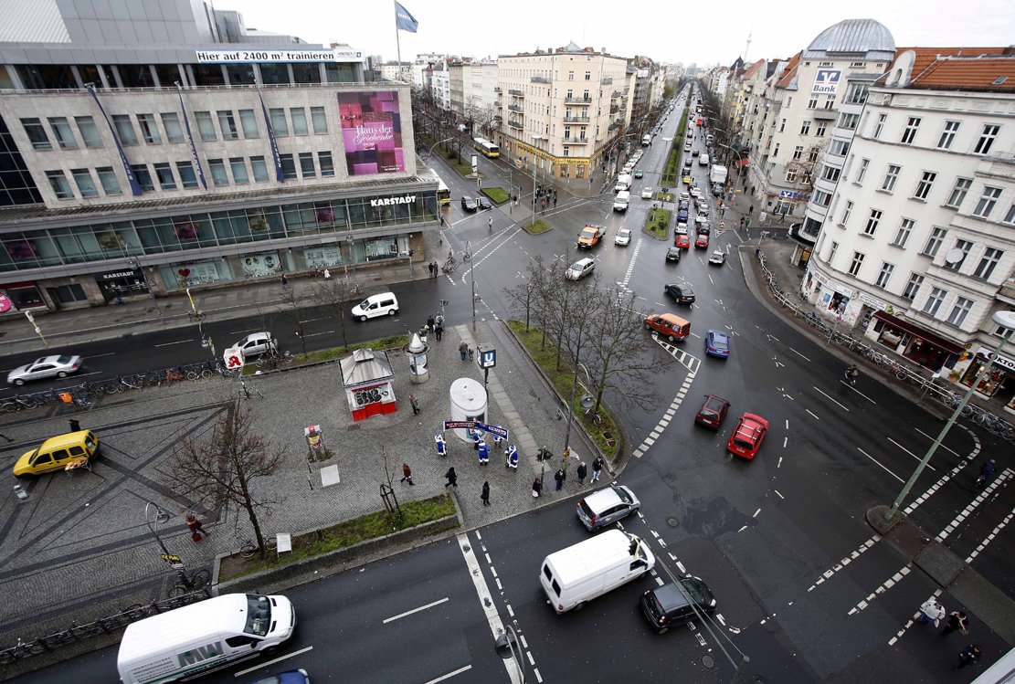 Der Horror vom Hermannplatz: Hier sind gleich mehrere gefährlichen Ecken gemeldet worden. Es fehlen etwa ordentliche Markierungen für Radler. Nutzer schreiben: „Autos, Busse, eine Vielzahl an Menschen, die zu den U-Bahn Stationen eilen. Links- und Rechtsabbiegen ohne Komfortzonen für Fußgänger, Radfahrer und Autos durch hohes Verkehrsaufkommen.“