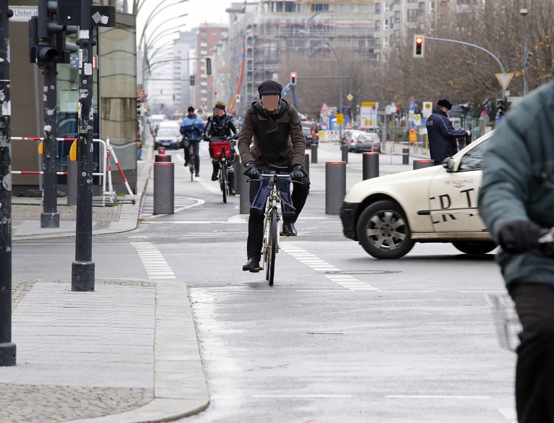 Unter den Linden/Wilhelmstraße: Zu Missachtungen der Radler-Vorfahrt kommt es oft Unter den Linden: Die Fahrradfahrer, die sich – über den gesperrten Teil der Wilhelmstraße geführt – wieder in den Straßenverkehr einordnen, begeben sich trotz Grün in Gefahr. „Die entgegenkommenden Verkehrsteilnehmer sind mehr mit dem Abbiegen beschäftigt und sehen die Radfahrer viel zu spät.“
