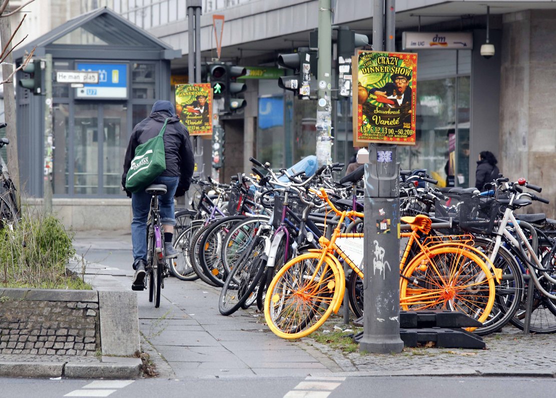 Karl-Marx-Straße/Hasenheide: Von der Karl-Marx-Straße aus den Hermannplatz in Richtung Volkspark Hasenheide zu überqueren, ist nur auf einer viel zu engen Fahrradspur möglich. Nutzer meinen außerdem: „Mit dem Fahrrad den vorgesehenen Überweg zu nutzen ist meistens nichtmöglich, da dort viele Räder angeschlossen werden und den Weg blockieren.“