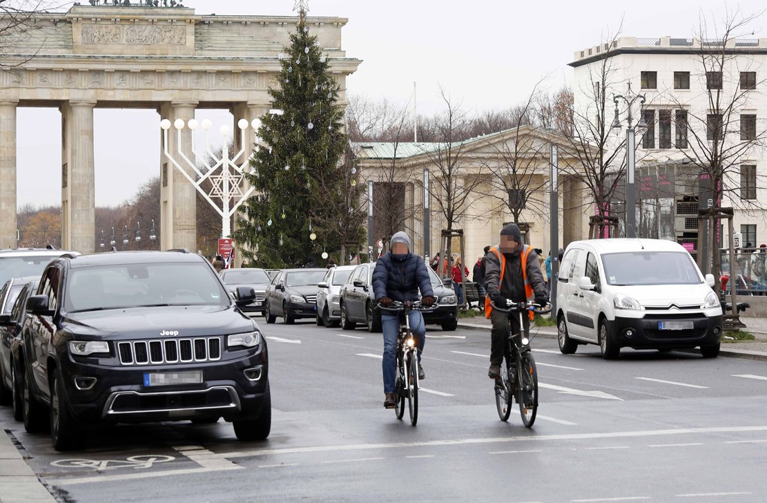 Unter den Linden/Adlon-Hotel: Online gemeldet wurde die „unsinnig lange Rot-Ampelphase“ vor dem Adlon-Hotel, obwohl hier gar keine Autos kommen. „Es stehen hier regelmäßig Radfahrer minutenlang an einer leeren Kreuzung.“ Aber was ein Teil der Nutzer als Problem sieht, stellt für andere gar keines dar: „Diese Ampel wird sowieso von jedem ignoriert, der sie mehr als 3Mal im Leben gefahren ist.“
