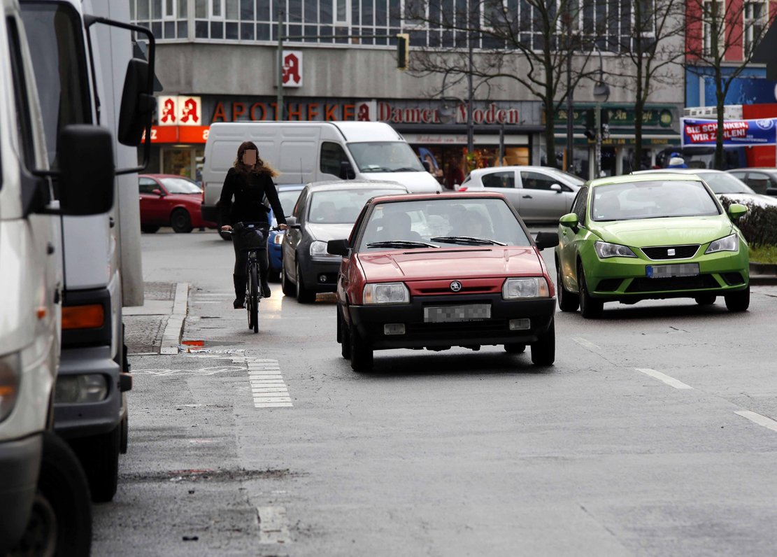 Weserstraße/Kottbusser Damm: Die Radspur, die an der Weserstraße vorbei auf den Kottbusser Damm führt, wird online als „der lächerlichste Radweg Berlins“ bezeichnet. „Der Radfahrer wird zwar um den Hermannplatz herum auf einen Radfahrweg geleitet, aber wenn er wieder in den Verkehr einbiegen soll, führt die Spur auf den Seitenstreifen, auf dem Autos parken.“