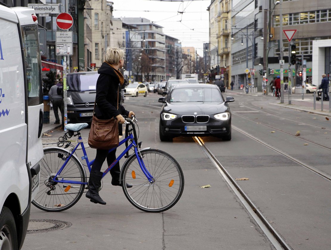 Linienstraße/Alte Schönhauser Straße: Obwohl die Linienstraße eine Fahrradstraße ist, wird es auch hier für Radler eng: Immer wieder wird ihnen die Vorfahrt genommen, weil der Verkehr ungebremst in Richtung Weinmeisterstraße durchfährt. „Die Situation ist katastrophal. Weder Radfahrer, noch Autofahrer kennen offenbar die simple Regel ,rechts vor links’, was zu gefährlichen Situationen führt.“