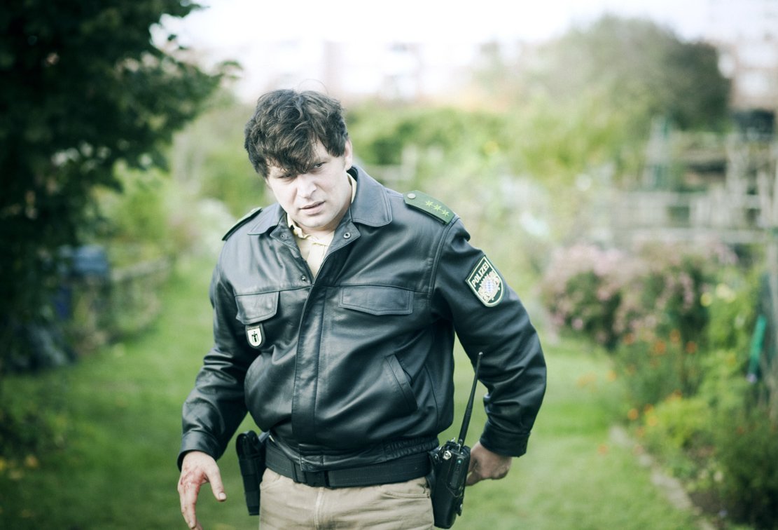 Da schaut er skeptisch: Polizist Georg Zimmermann (Sascha Alexander Gersak) sucht in einem Schrebergarten nach einem Verdächtigen.