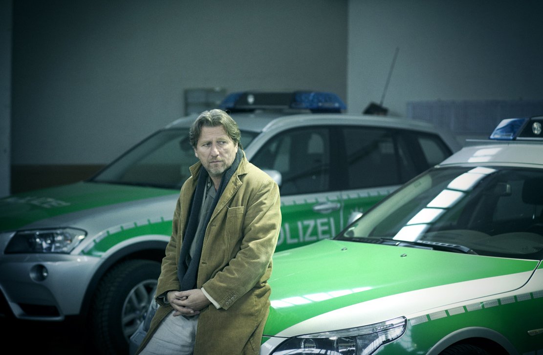 Die Scheißlaune ist immer noch nicht besser geworden. Carlo (Michael Fitz) mit seiner seltsamen Sitzgelegenheit.
