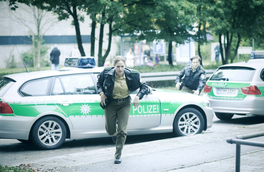 Bullenbewegung: Die Polizisten Iris Bülow (Sonsee Neu) und Georg Zimmermann (Sascha Alexander Gersak) nehmen die Verfolgung auf.