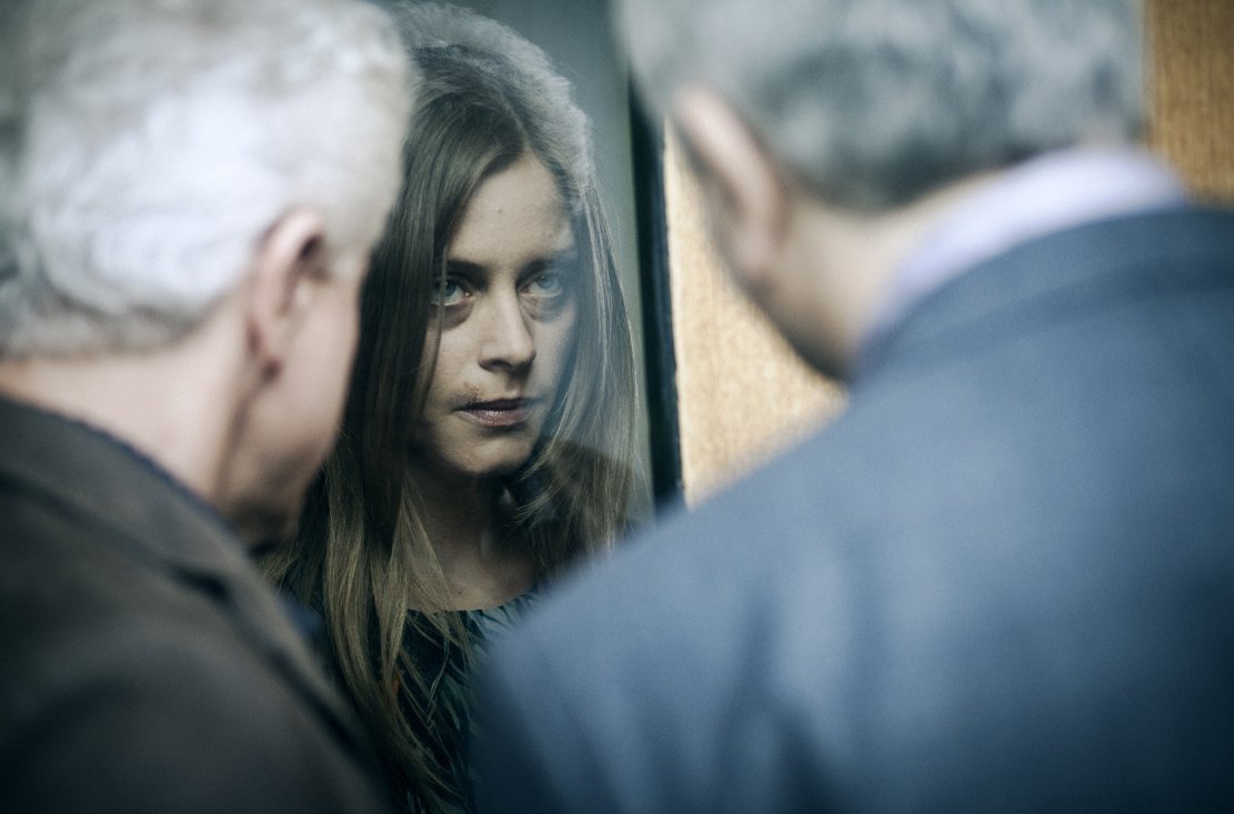 Na, hat’s weh getan? Martina Bentele (Alma Leiberg) ist auch verhauen worden. Die Kommissare Batic und Leitmayr (Miroslav Nemec, Udo Wachtveitl) stellen dazu muntere Fragen.