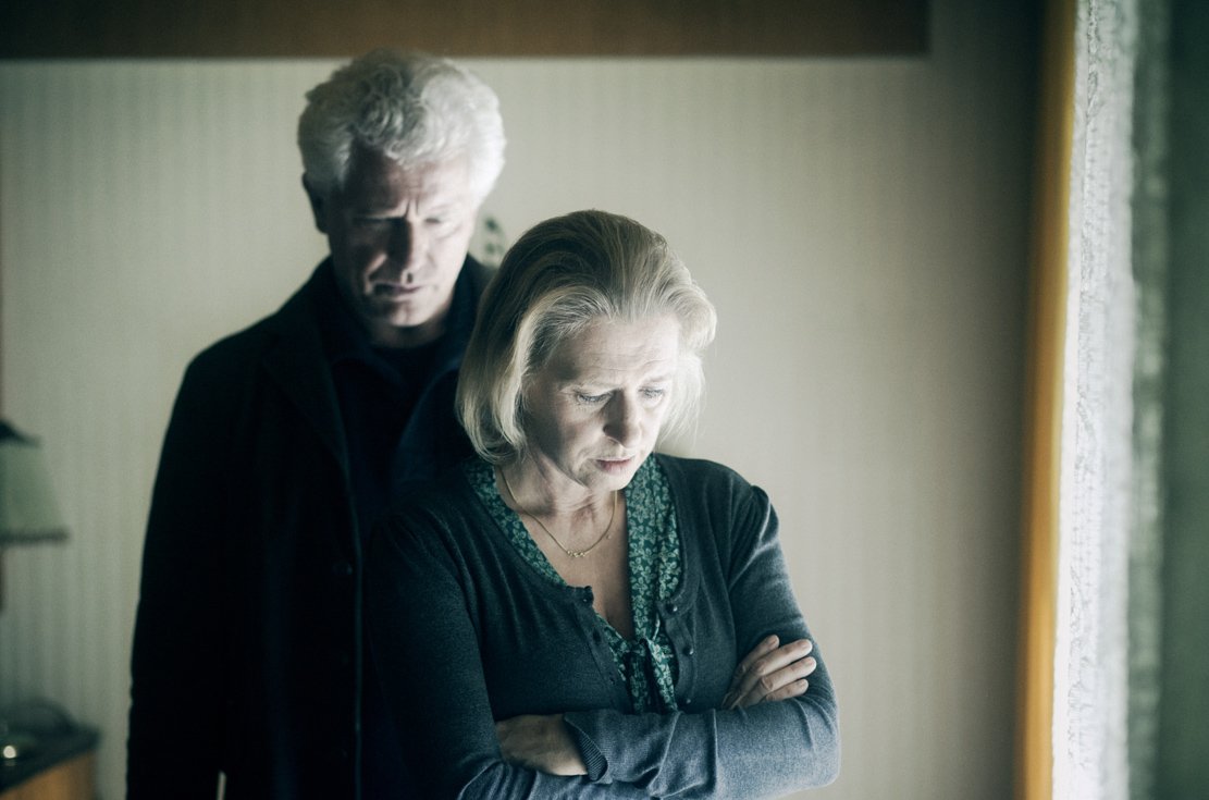 Witwentröster bei der Arbeit: Kriminaler Batic (Miroslav Nemec) leistet Beistand bei Allmuth Lechner (Maria Hartmann).