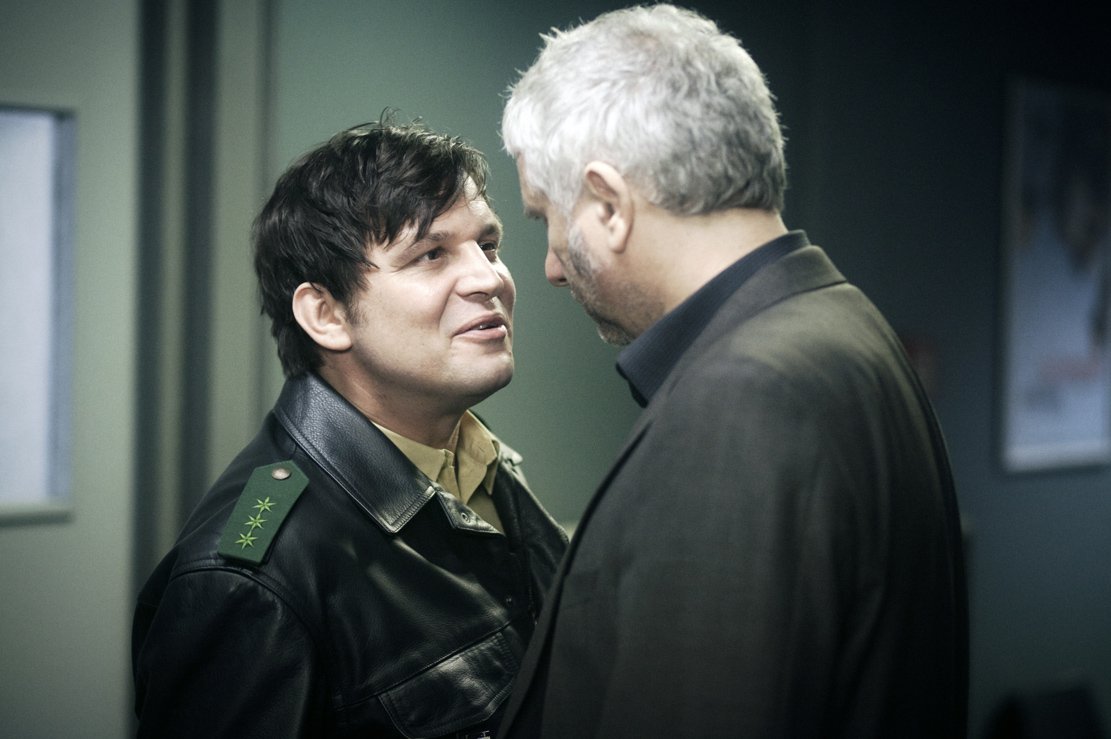 „Ich schau dir in die Augen, Kleiner“. Polizist Zimmermann (Sascha Alexander Gersak, li.) mit Franz Leitmayr (Udo Wachtbeitl).
