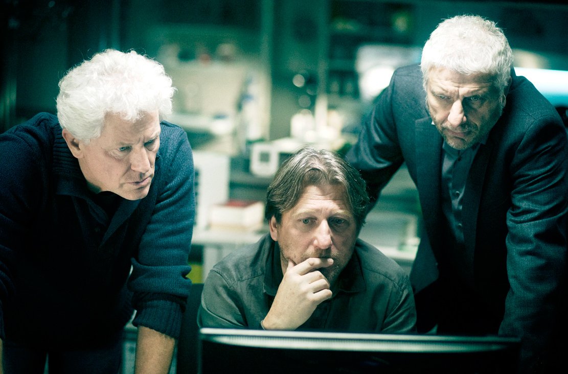 Männer, die auf Bildschirme starren: Hauptkommissar Ivo Batic (Miroslav Nemec, li.), Ex-Kollege Carlo Menzinger (Michael Fitz) und Hauptkommissar Franz Leitmayr (Udo Wachtveitl).