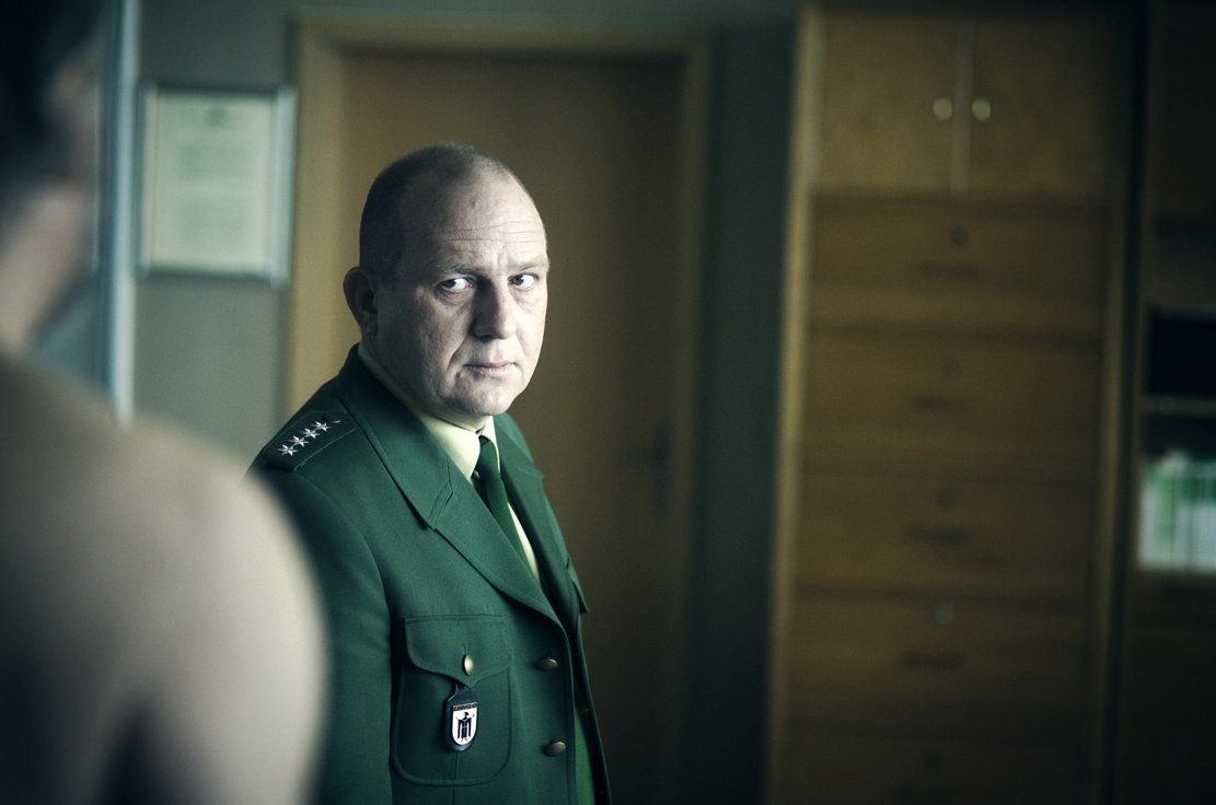 Vier Sterne für den Chef (Joachim Nimtz) und ein skeptischer Blick fürs Fernsehvolk.