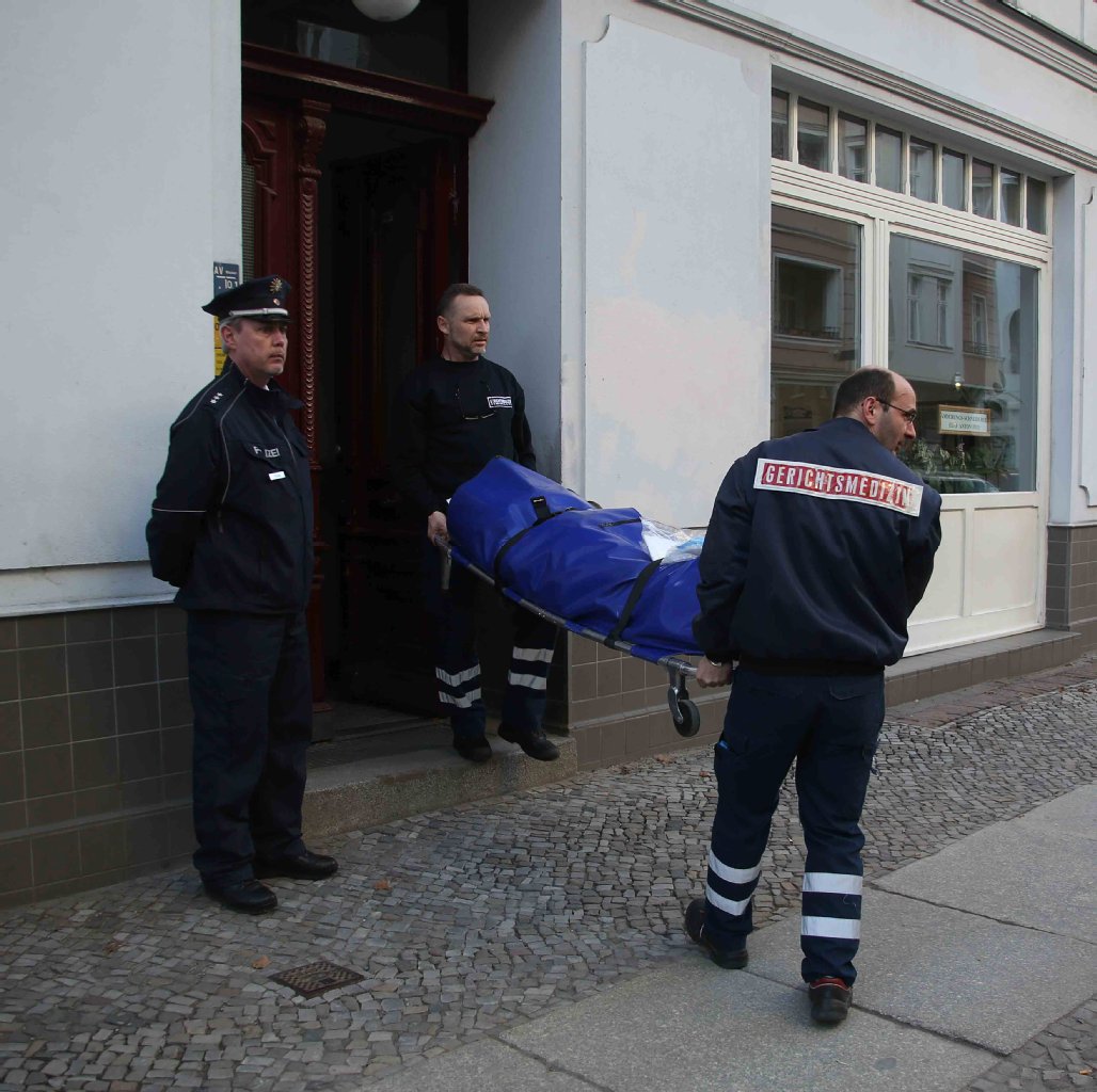 Die Pfalzburger Straße Dienstagnachmittag: Die Leiche des ermordeten Partykönigs Jochen Strecker wird von Gerichtsmedizinern abtransportiert