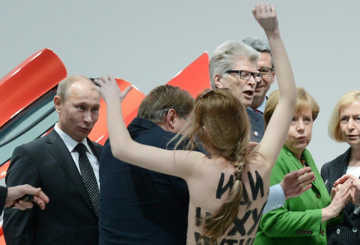 Krawall-Weiber der Berliner Femen überraschen Russen-Präsident und Kanzlerin auf der Hannover Messe
