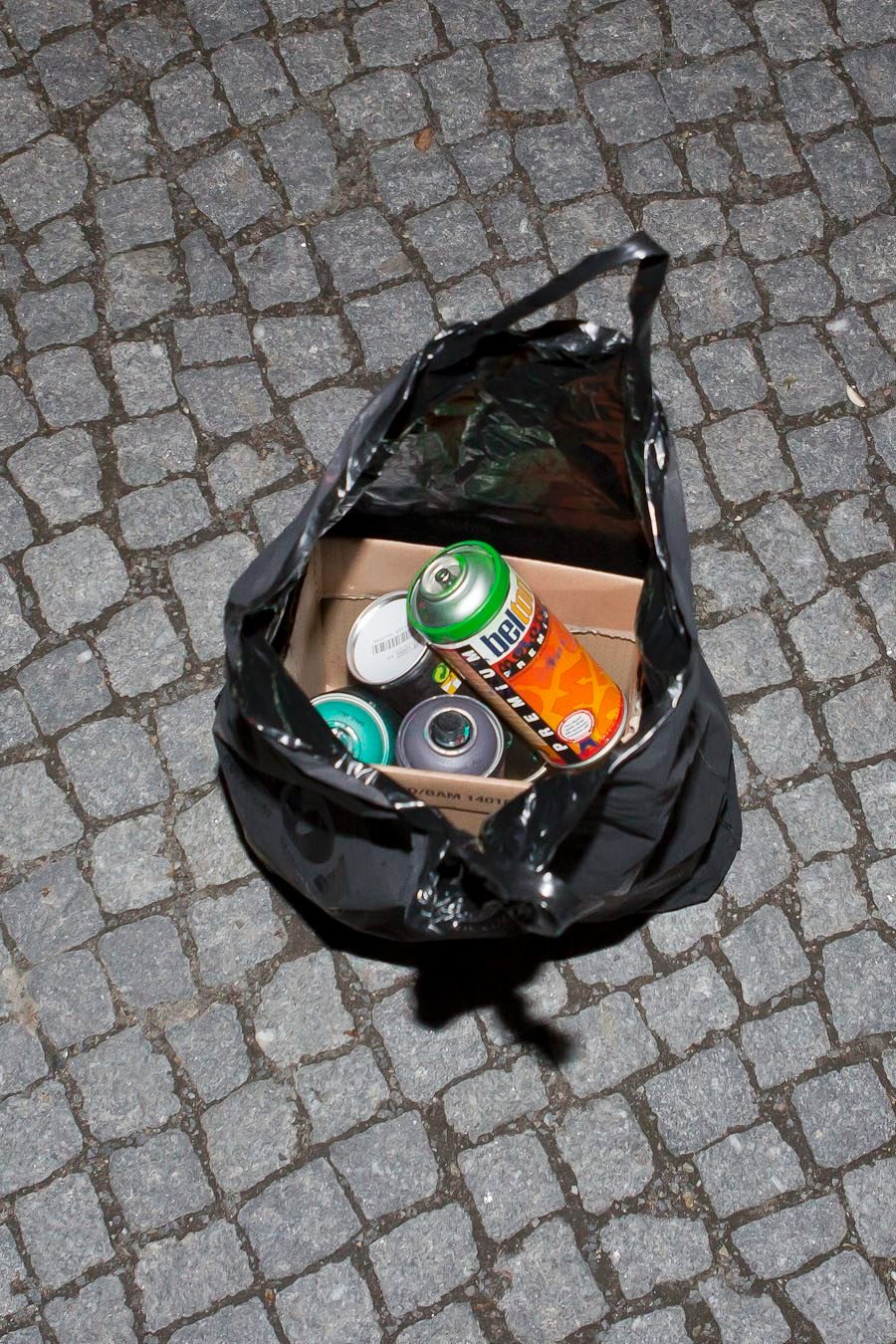 Das Gepäck des Schmier-Veterans fanden Polizisten am Bahngleis. Er hatte den schwarzen Plastiksack mit Sprühdosen weggeworfen.