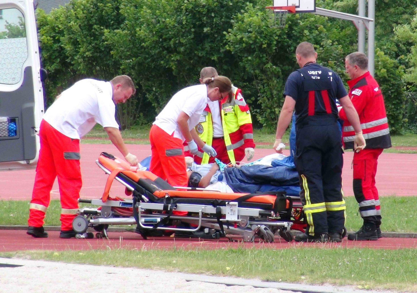 Rettungskräfte kümmern sich um die schwer verletzte Frau.