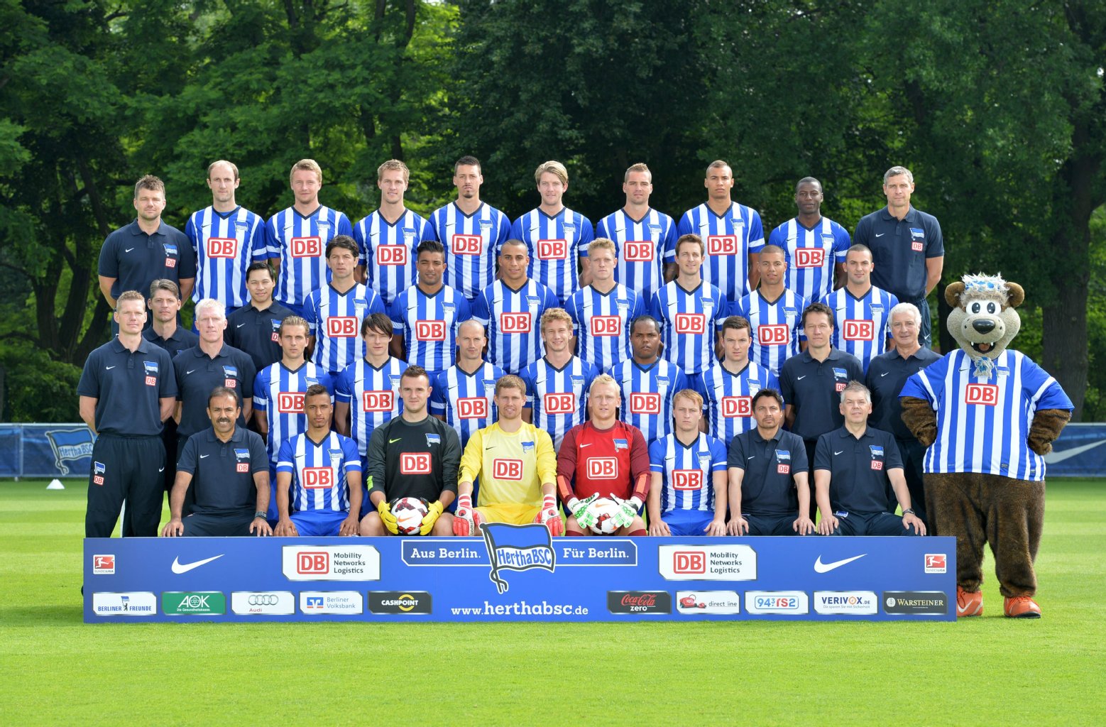 Dritte Reihe von links: Torwart-Trainer Richard Golz, Team-Arzt Hjun Park, Lewan Kobiaschwili, Sami Allagui, Änis Ben-Hatira, Johannes van den Bergh, Christoph Janker, Marcel Ndjeng, Ben Sahar.