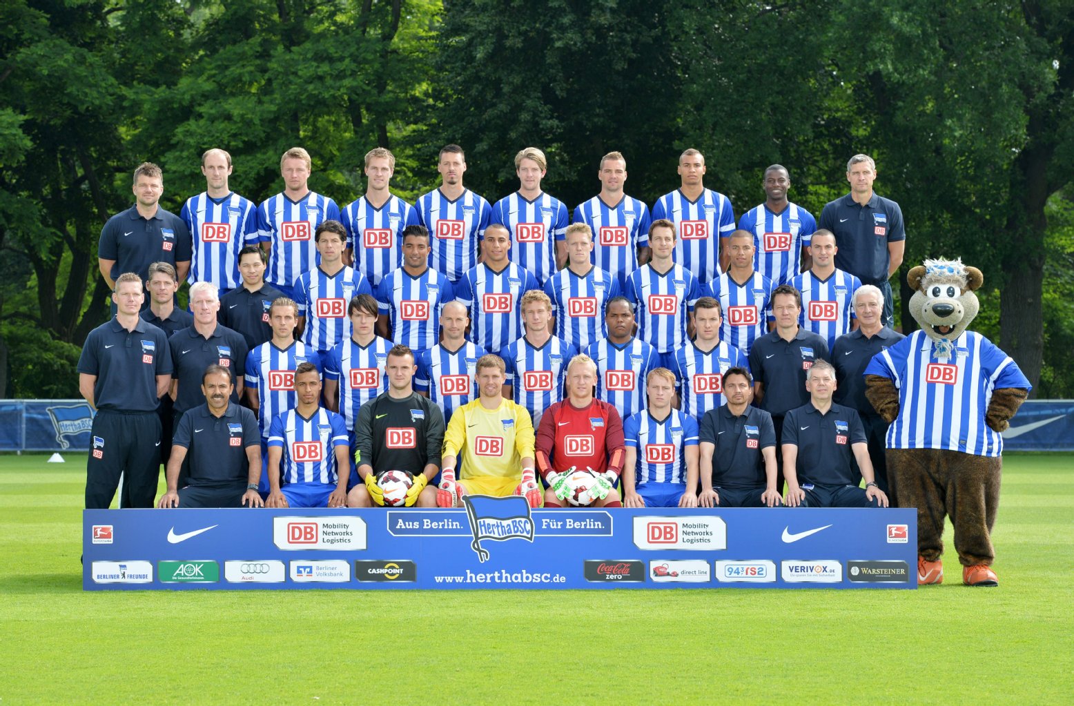 Hintere Reihe von links: Physiotherapeut Michael Schweika, Roman Hubnik, Maik Franz, Sebastian Langkamp, Sandro Wagner, Peter Niemeyer, Pierre-Michel Lasogga, John Anthony Brooks, Adrian Ramos, Zeugwart Hendrik Herzog.