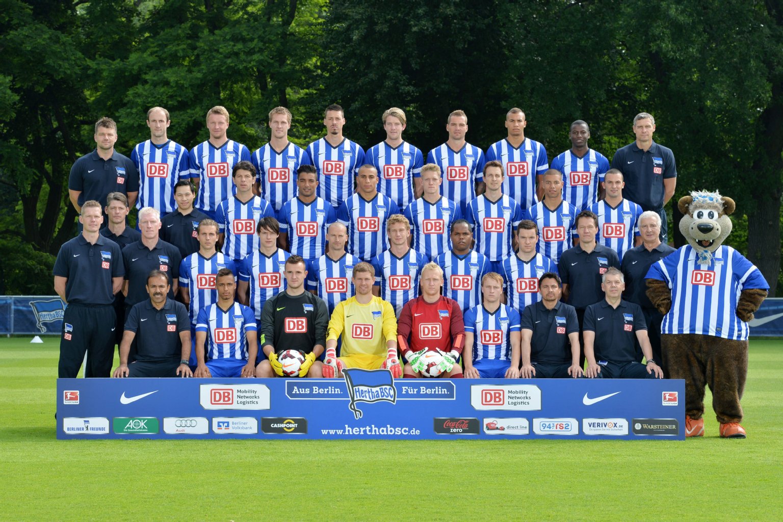 Zweite Reihe von links: Co-Trainer Markus Gellhaus, Co-Trainer Rob Reekers, Peter Pekarik, Nico Schulz, Peer Kluge, Fabian Lustenberger, Ronny, Alexander Baumjohann, Konditions-Trainer Henrik Kuchno, Teamleiter Nello di Martino, Maskottchen Herthinho.