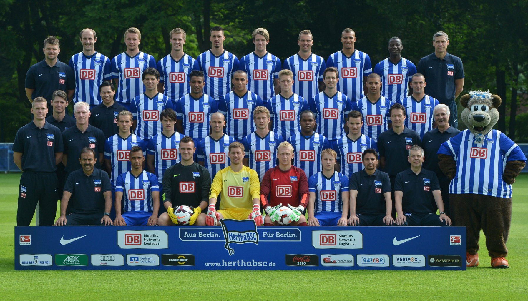Vordere Reihe von links: Chef-Trainer Jos Luhukay, Hany Mukhtar, Philip Sprint, Thomas Kraft, Sascha Burchert, Fabian Holland, Physiotherapeut David de Mel, Zeugwart Robert Abramczyk
