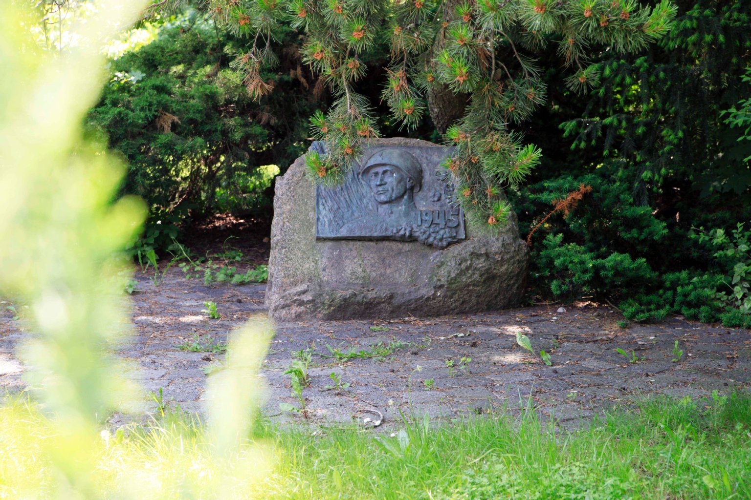 Graffiti sind ein Riesenproblem in Pankow: Auch der Gedenkstein an der Ostseestraße war schon das Ziel von Sprayern.