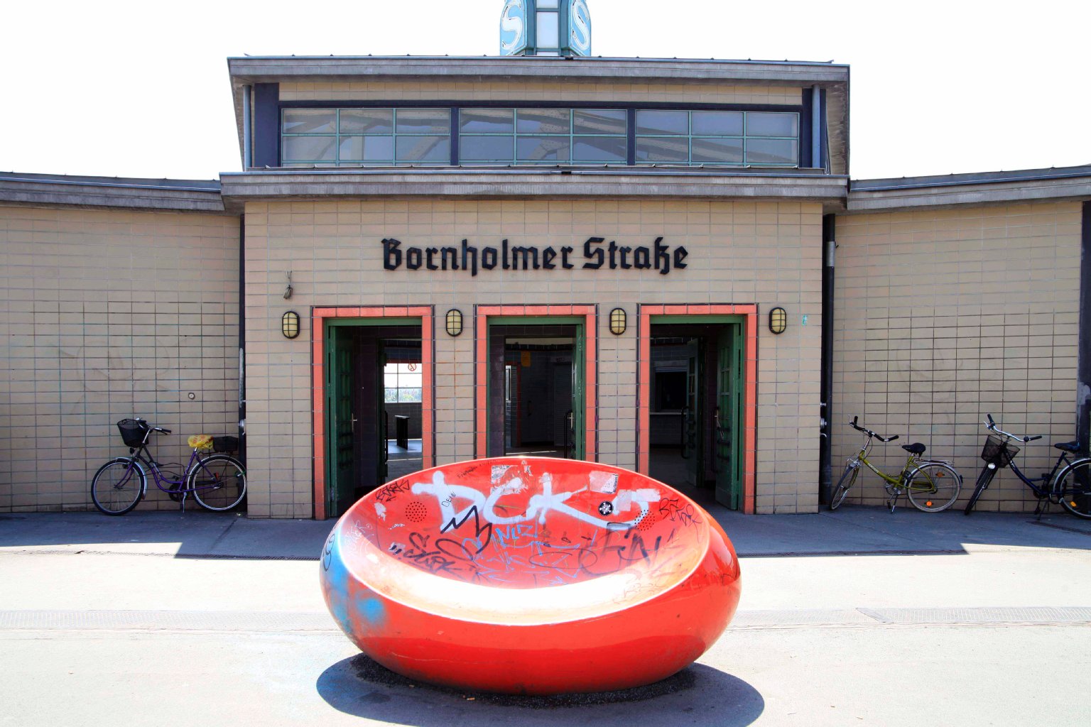 Graffiti sind ein Riesenproblem in Pankow: der Bahnhof Bornholmer Straße.