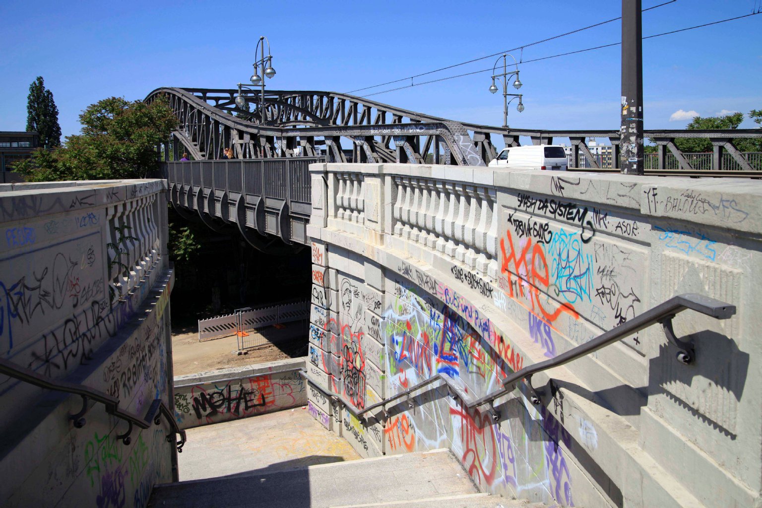 Graffiti sind ein Riesenproblem in Pankow: die Bösebrücke.