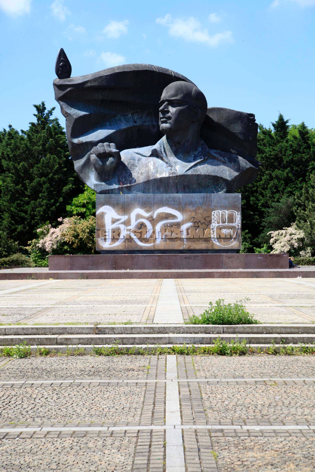 Das Ernst-Thälmann-Denkmal ist mal wieder mit Graffiti-Geschmier überzogen. Die ständige Reinigung kostet viel Geld, sogar Bürger packten schon selbst an.