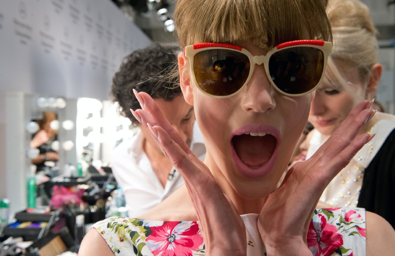 Ein aufgekratztes Model wird für die Lena Hoschek-Schau auf der Fashion Week zurechtgemacht.