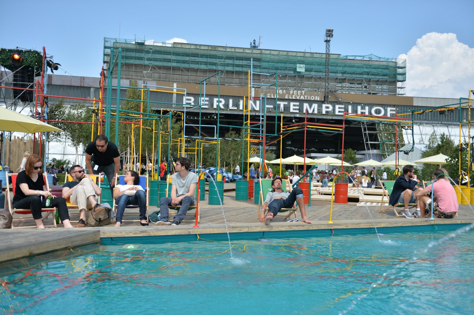 Vor den Tempelhofer Hangars sind die Messebesucher ganz cool am Pool.