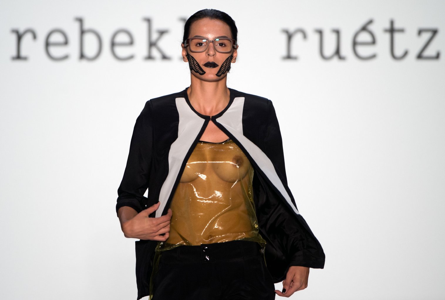 Designerin Rebekka Ruetz gibt ein paar tiefe Einblicke durch transparente Plastik-Stoffe.