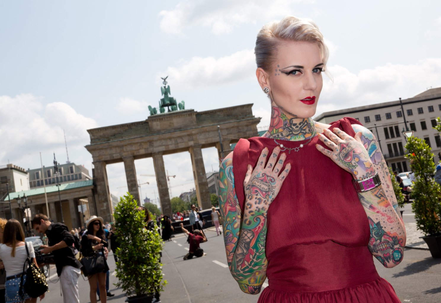Tattoo-Model Lexy Hell trägt ihre zeitlose Mode auf der Haut.