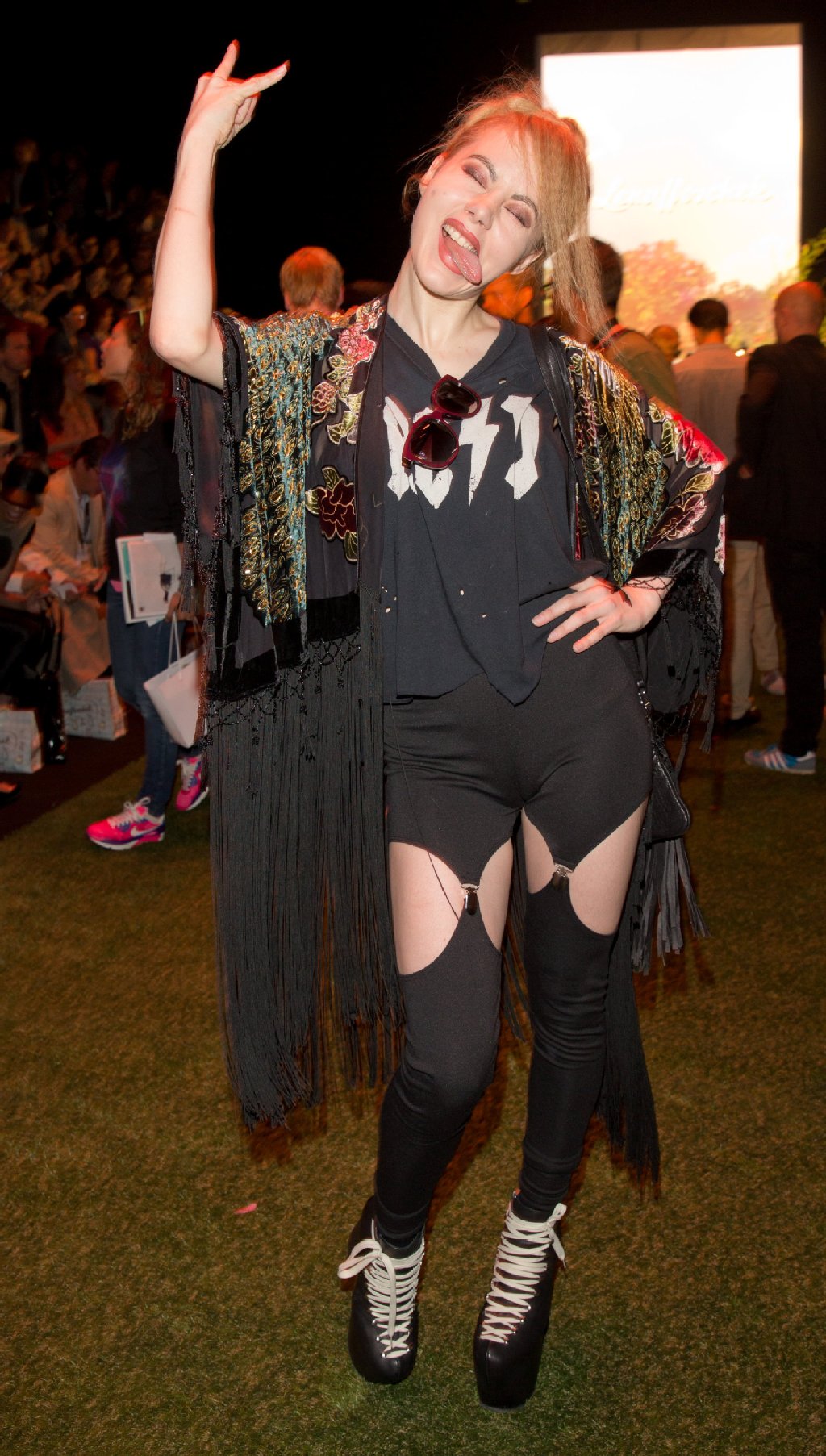 Pin-up-Girl Loulou von Brochwitz in Punkpose bei der Fashion-Week in Berlin.