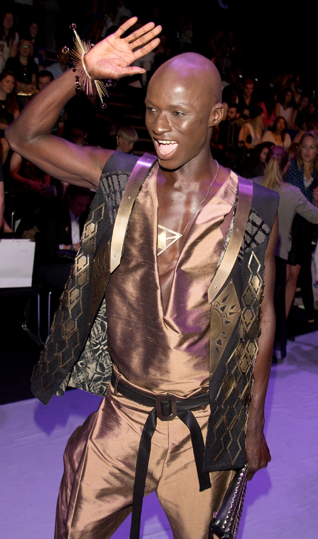 Bei der Rebekka Ruetz-Schau glänzt Star-Model Papis Loveday.