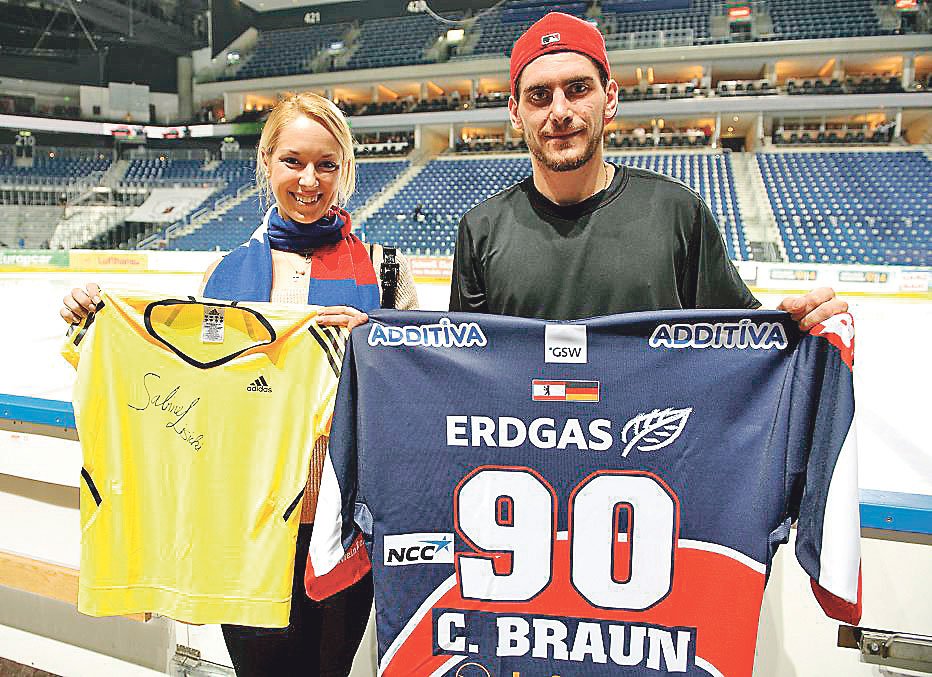 Image - Eisbär Tine und Bum-Bum-Bine Das siegende Klassenzimmer Eishockey-Star Constantin Braun drückte mit Tennis-Heldin Sabine Lisicki in Berlin gemeinsam die Schulbank