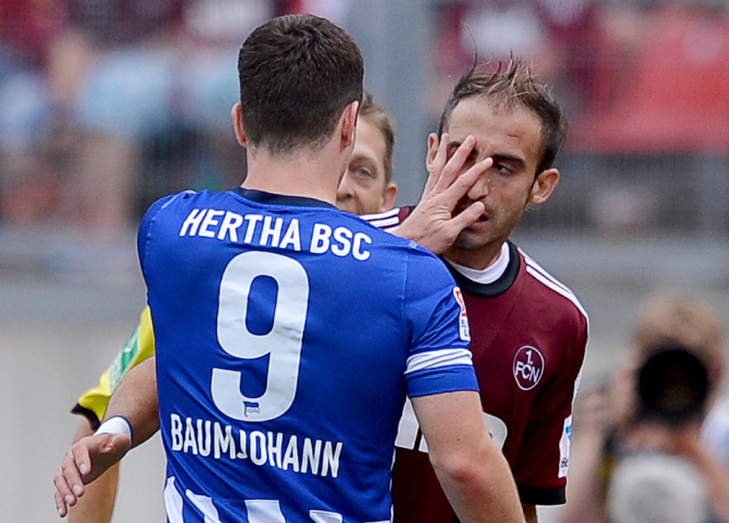 Da hat Alexander Baumjohann Glück. Nach einer Tätlichkeit gegen Javier Pinola zeigt der schwache Schiri Guido Winkelmann nur Gelb.