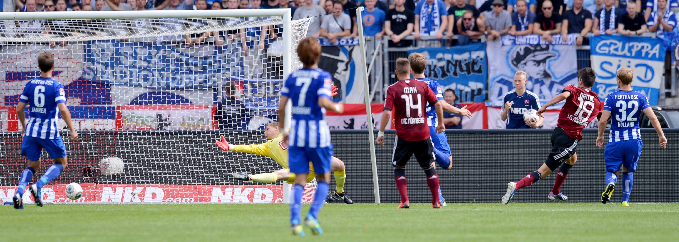 Herthas Torwart Thomas Kraft streckt sich, hat aber keine Chance, der Nürnberger Josip Drmic (r.) trifft zum 1:0.