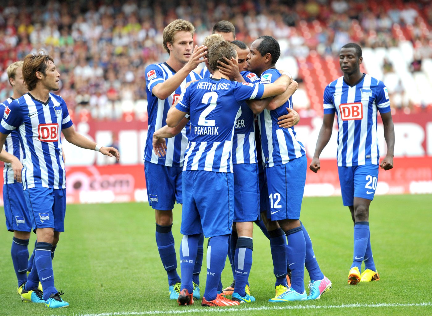 Nach dem Elfer zum 2:1 in Nürnberg feiern die Hertha-Profis Ronny.