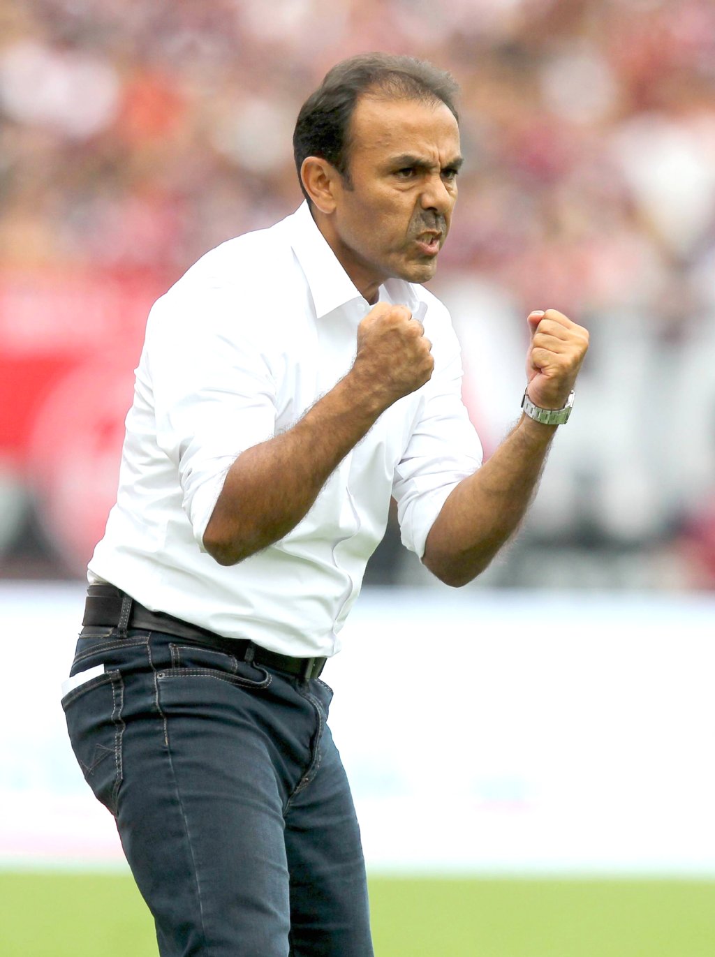 Geballte Fäuste, starker Wille! Jos Luhukay treibt seine Jungs zu Höchstleistungen, denn er will die Stadt von Hertha begeistern.
