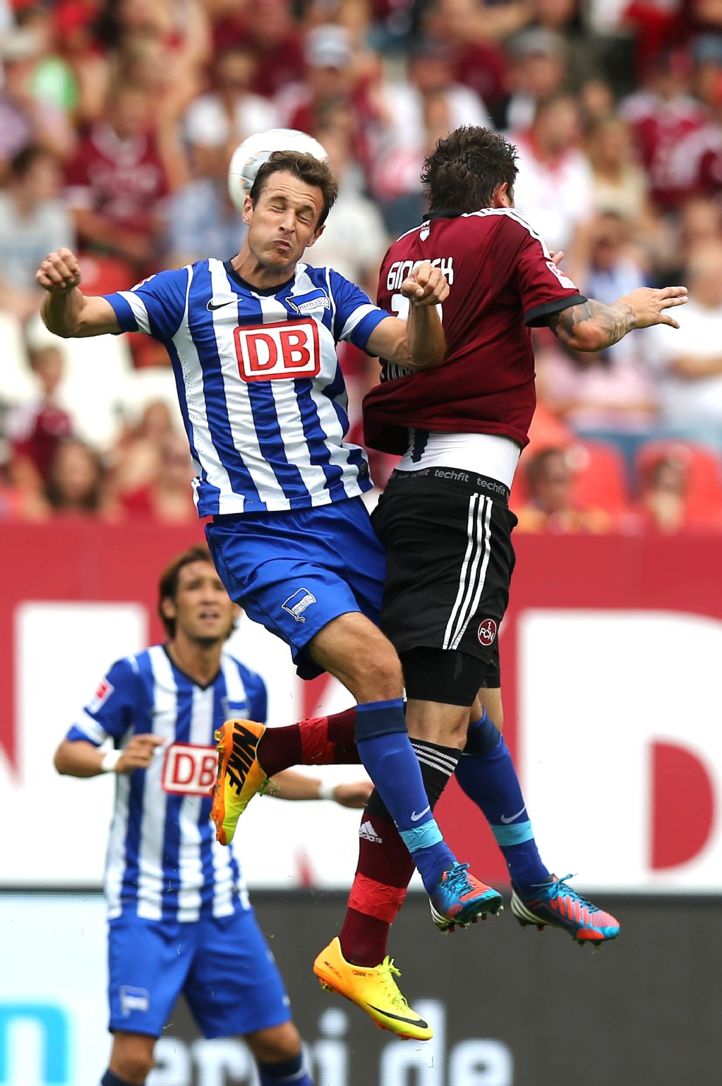 Christoph Janker im Kopfballduell mit Nürnbergs Daniel Ginczek.